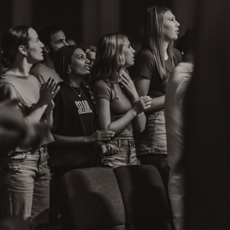 young women worshiping at River Ridge Teays Valley